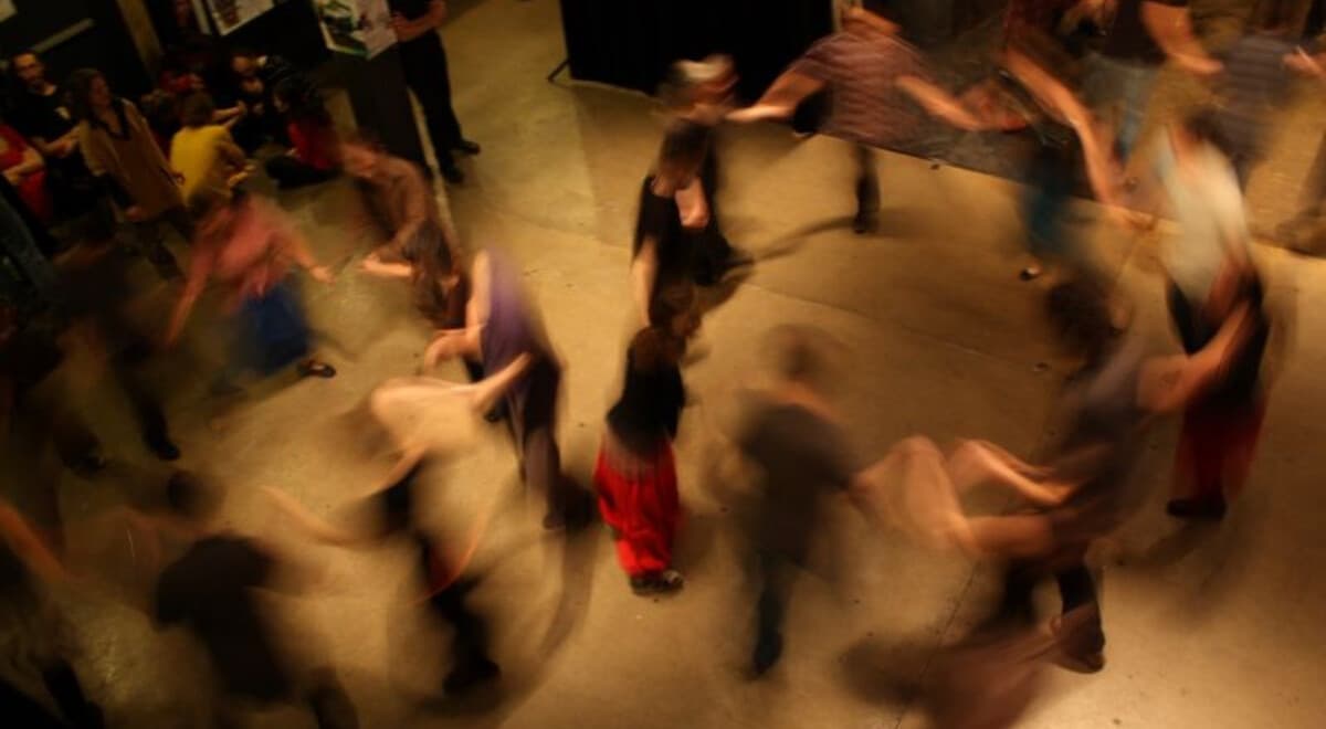 Des personnes dansent en cercle.
